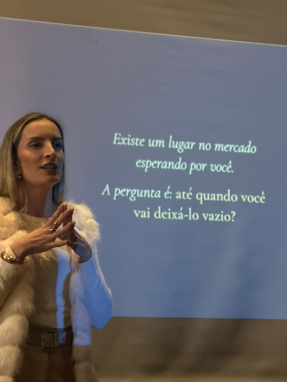 Gabriela conduzindo o encontro Território